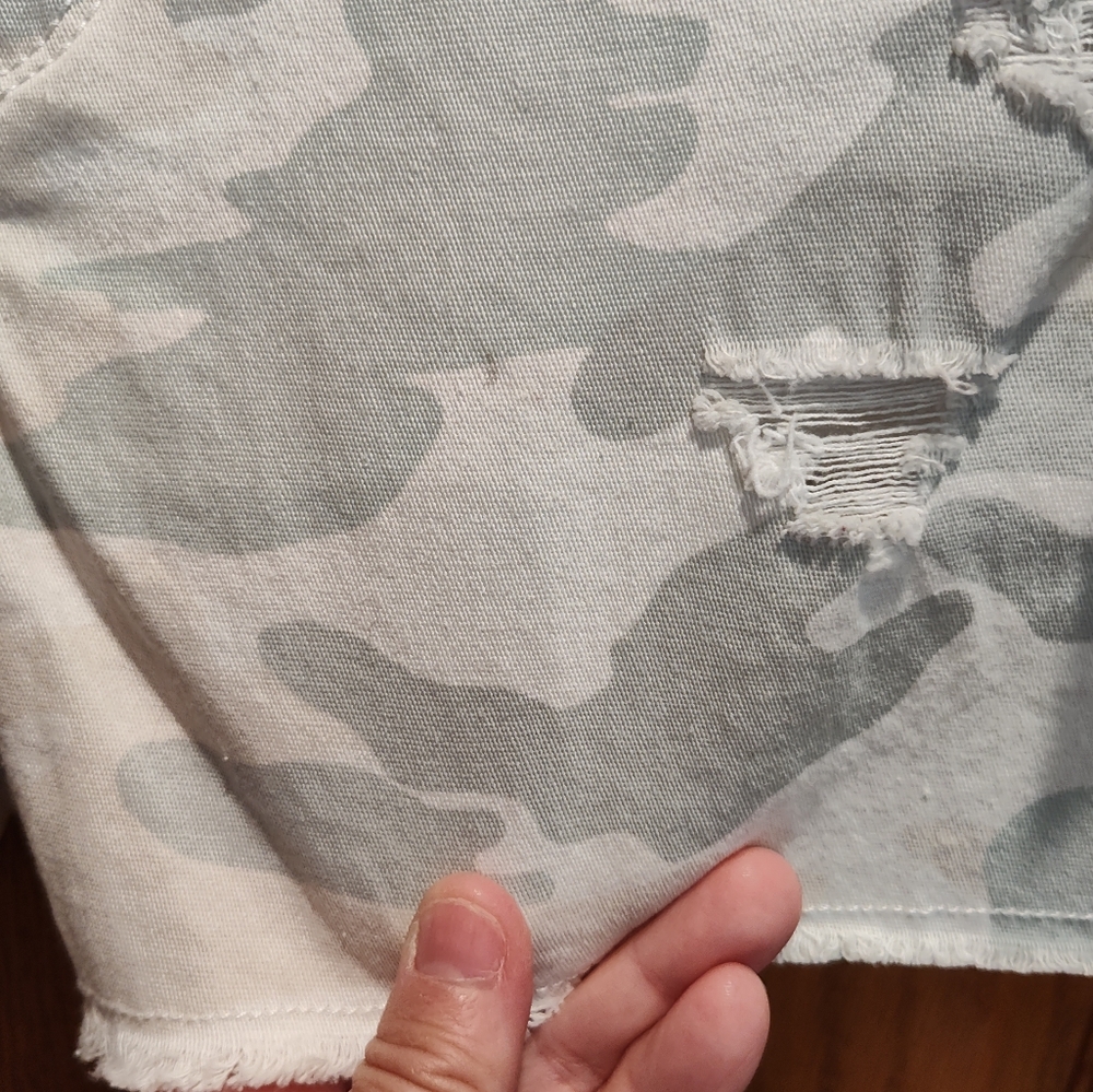 NWT Wallflower Women's Camouflage Denim Shorts - Cream/Gray/Green, Size 0 - Picture 3 of 11